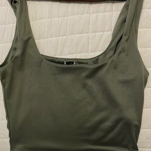 3 Cropped tank tops